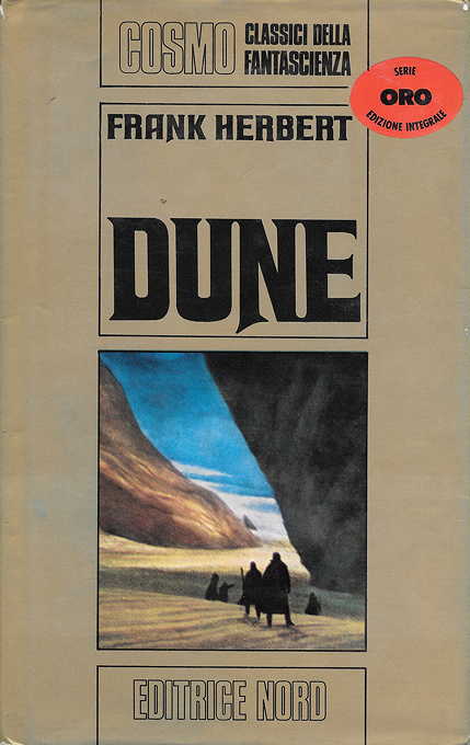 Copertina di Frank Herbert, Dune (Dune, 1965), Milano, Nord, « Cosmo. Classici della fantascienza ». L’illustrazione in sovraccoperta non è accreditata (si tratta però di un dettaglio dell’illustrazione realizzata da John Schoenherr per l’edizione Ace Books del 1967). Il bollino rosso in alto a destra reclamizza l’edizione integrale.