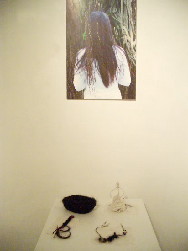 Figure 32 : KAMI NO KI (Litt.: divinité du cheveu/de l'arbre), Maejima Art Center 2005, Urasoe Art Museum 2006, Okinawa, Japon. ©Delphine Talbot
