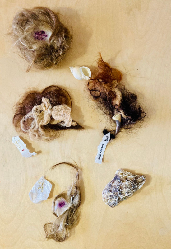 Figure 35 Talismans des sirènes : cheveux, soie, laine, teinture au rapana venosa (coquillage à pourpre japonais), Robby Gallery, Shinjûku, Tôkyô, Japon, Novembre 2007. ©Delphine Talbot