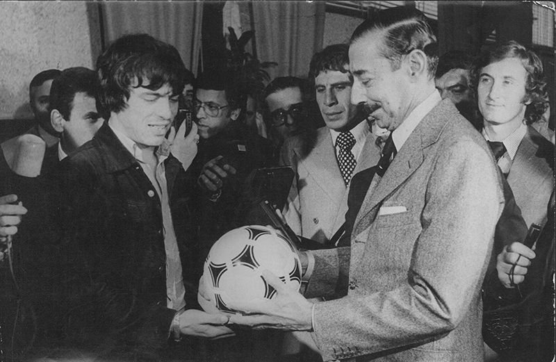 15- Image d’archive. Le dictateur Videla reçoit D. Passarella, champion avec l’Argentine, au Mondial 1978.